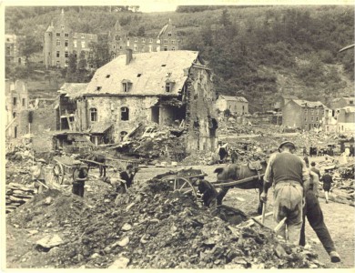 La place du Bronze détruite, La Roche J.-M. Bodelet